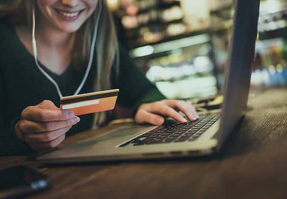 PRESSEMEDDELELSE: Rødglødende betalingsvinduer – Danskernes Black Friday-shopping nåede nye højder