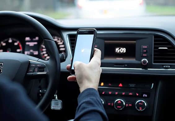 PRESSEMEDDELELSE: Klip får bilister til at droppe håndholdt mobil