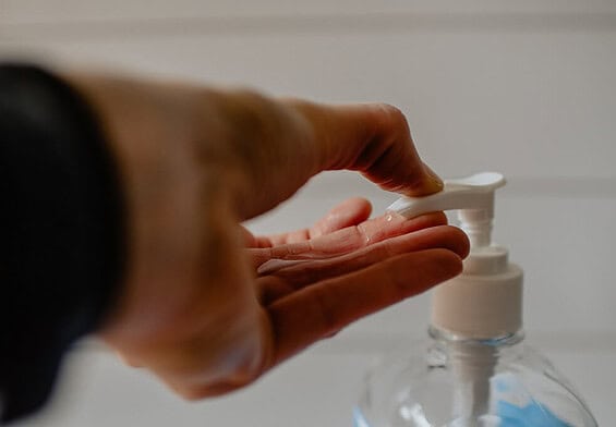 PRESSEMEDDELELSE: Opfordring til butikkerne – drop parfumeret håndsprit