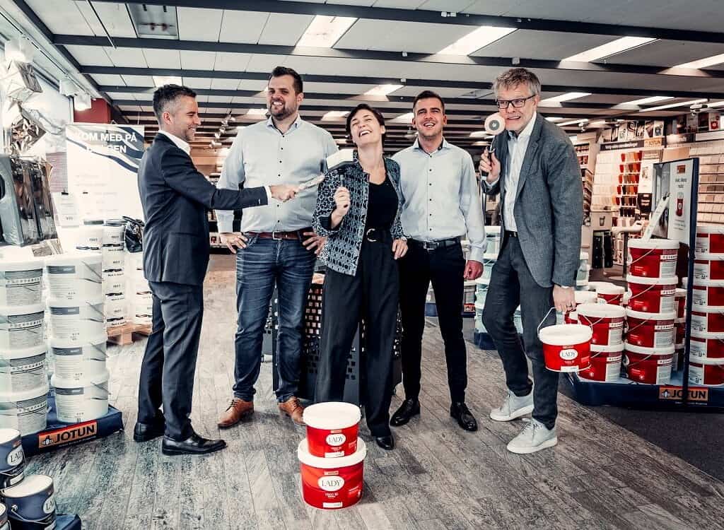 PRESSEMEDDELELSE 3 loever fra Loevens Hule investerer 2700000 kroner i malevirksomheden DecoFarver ApS PRESSEMEDDELELSE – 3 løver fra Løvens Hule investerer 2.700.000 kroner i malevirksomheden DecoFarver.dk