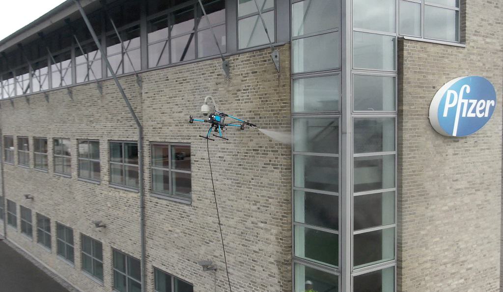 Pressemeddelelse Fremtidens vinduespudsere er droner Skycare ApS PRESSEMEDDELELSE - Fremtidens vinduespudsere er droner - Skycare ApS