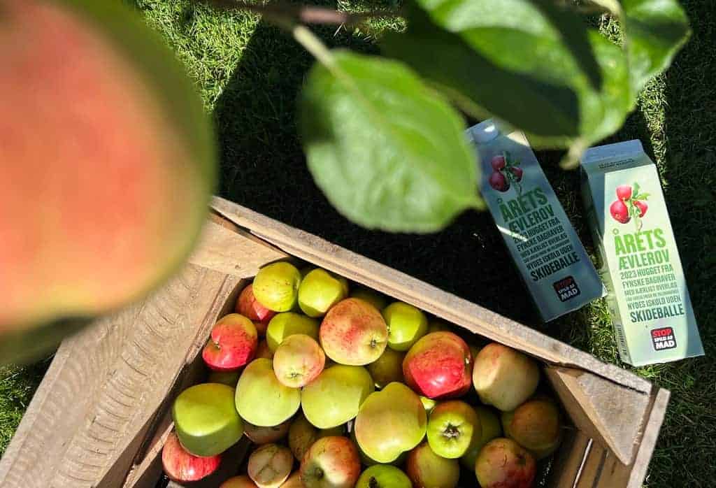 PRESSEMEDDELELSE Fynboerne samlede ca. 6 mio. haveaebler som blev til 500.000 liter aeblemost. Nu er det igen muligt at bytte aebler til most. 3 PRESSEMEDDELELSE - Fynboerne samlede ca. 6 mio. haveæbler, som blev til 500.000 liter æblemost. Nu er det igen muligt at bytte æbler til most.