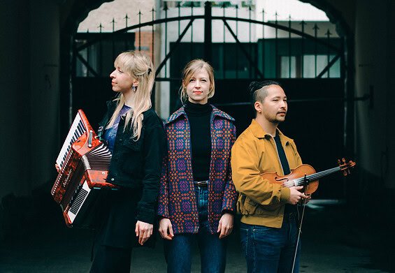 International Dream Folk trio Alterne spiller intim koncert på Wintercoat Bryggeri i Sabro