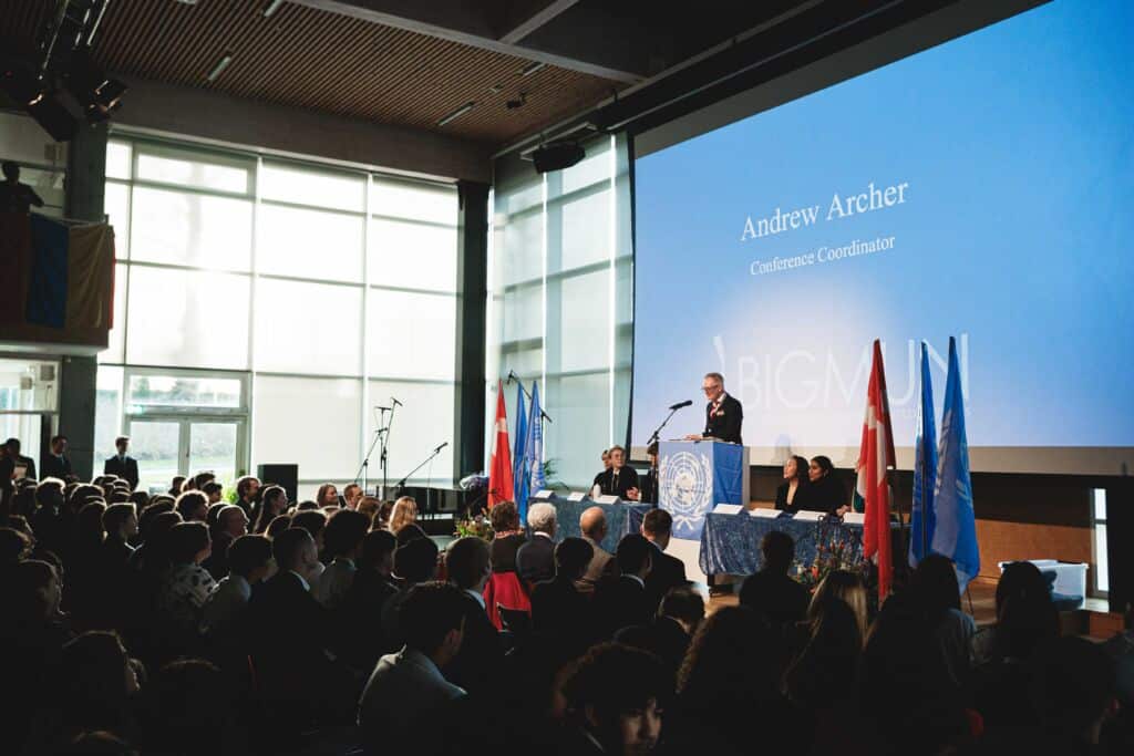 5BirkerA¸d Gym BIGMUN 24 Lille udvalg 21.02.24 G2I7729 Birkerød Gymnasium is hosting the 13th annual Model United Nations conference, BIGMUN, with 470 participants from around the world. Guest speakers include Mogens Lykketoft and Holger K. Nielsen. The theme is “Achieving Peace, Piece by Piece”, focusing on diplomacy and cooperation.