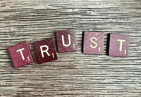 PRESSEMEDDELELSE - Dom: Rekom Group og NightPay får bøder for vildledning på Trustpilot